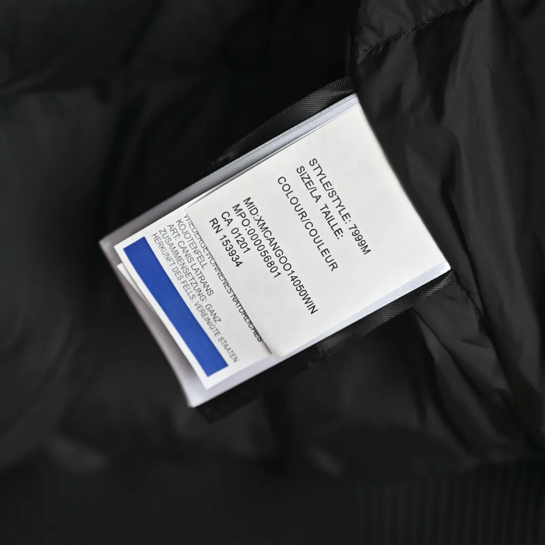 P720 𝐂𝐚𝐧𝐚𝐝𝐚 𝐆𝐨𝐨𝐬𝐞 𝐄𝐱𝐩𝐞𝐝𝐢𝐭𝐢𝐨𝐧 𝟕𝟗𝟗𝟗𝐌 Canada Goose Model 01 Short Down Jacket 🔝Product color: black, off-white, graphite gray, navy blue, sky blue 🔝Product size: XS S M L 2️⃣Exclusively customized 18-count fabrics with the same ZP. Using "Arctic Tech" fabric technology, the outer fabric is 84.5% polyester fiber and 15.5% cotton, the lining is 100% cotton fiber, and the padding is 100% polyester fiber. It is durable, waterproof, windproof, cold-resistant and warm. 3️⃣The lining is made of 40D Nylon AC oil-based glue, with level 5 single-dye fastness. The collar flannel is made of original high-density mercerized velvet, and the pocket fabric is made of elastic high-density polar fleece, which is soft and skin-friendly. The bile cloth is made of 330T polyester anti-velvet No. 7 needle to prevent lint from running away. If there is lint running away, it will be given away for free! 4️⃣The JUKI large-scale sewing machine imported from Japan is professional in stitching and seaming. It completely follows the original 106 stitches on the whole piece of clothing and is reinforced throughout. The length of each jujube follows the original one and is fixed at 1-1.1cm. The density and length are the same as the original one. 5️⃣Yoshida YKK original zipper, Y-shaped double hook Velcro, and the cuffs are made of custom thickened seamless threads. This year, high-elastic spandex gold thread is added to the cuff thread to increase elasticity and strength. From fabrics and gallbladders to buttons and drawstrings, all are custom-developed and authentic. 6️⃣The imported Tajima embroidery machine is used to customize the chest logo with thousands of needles. The pattern is full and three-dimensional, and it is infinitely close to the original product. 7. The fur collars are made from western coyote skins imported from Canada. We purchased 10,000 top-quality fur collars in the spring. The width of the fur collars is 14cm and the length is 55cm. This winter, the quality of the fur collars will be stable throughout the season, eliminating the uneven quality of fur collars in the middle and later stages! 7️⃣Packaging is in a three-dimensional handbag with cards included. It’s more impressive to give it away and keep it for yourself.